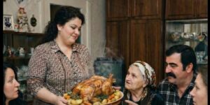 Kutlama sırasında, yemekleri servis ederken