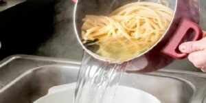 Makarna suyunu neden lavaboya dökmemelisiniz?