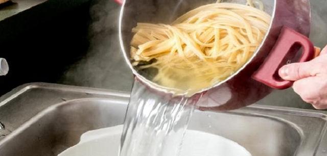 Makarna suyunu neden lavaboya dökmemelisiniz?
