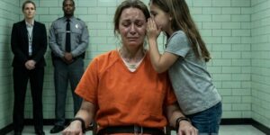 Gardiyanlar ağır demir hücre kapısını açtı.