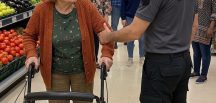 Seksen beş yaşındaki annem bir süpermarkette